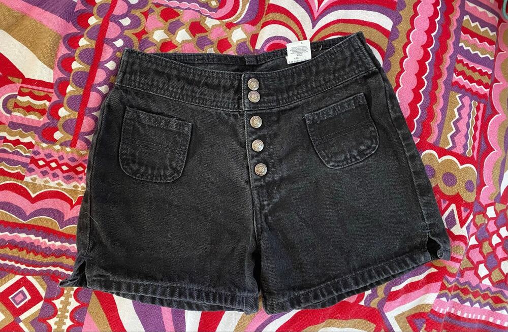 Vtg 90s Levis snap button front black short shorts womens XS pocketless back 478